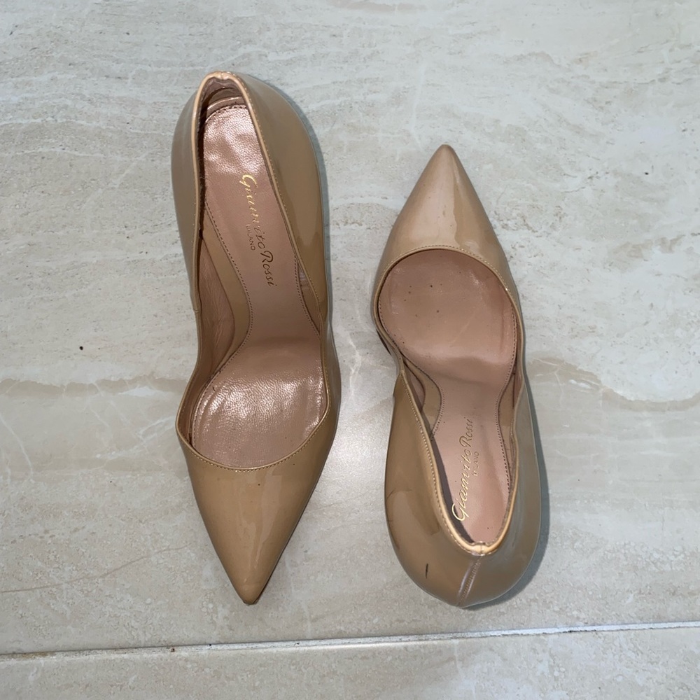 Gianvito Rossi sz 38.5 nude pumps